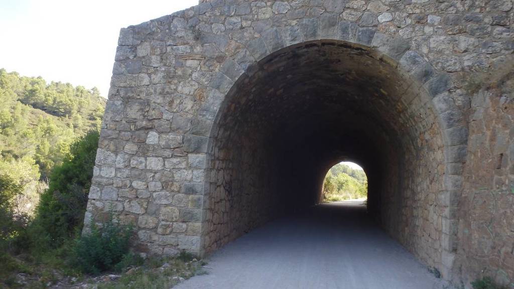 Tunnel à proximité de la base de Kayak de réals